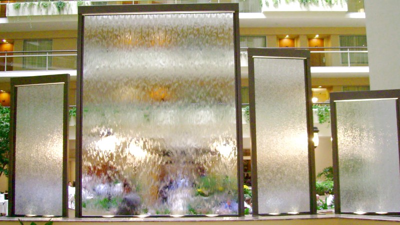 Водопад по стеклу