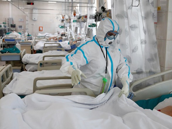 Махинации НСЗУ: будто украинских инфекционистов обернули в “сезонных работников”