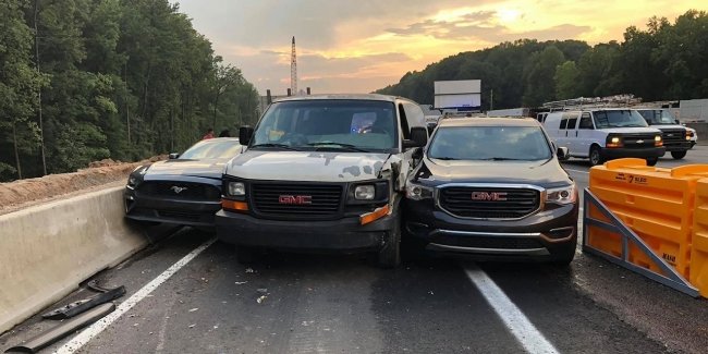 Три автомобиля попытались одновременно съехать с шоссе. Не получилось ни у кого
