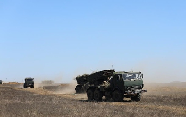 РФ в Крыму проводит артиллерийские учения с боевой стрельбой