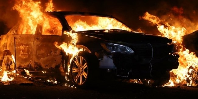 В США сгорели 40 выставленных на продажу автомобилей. Видео