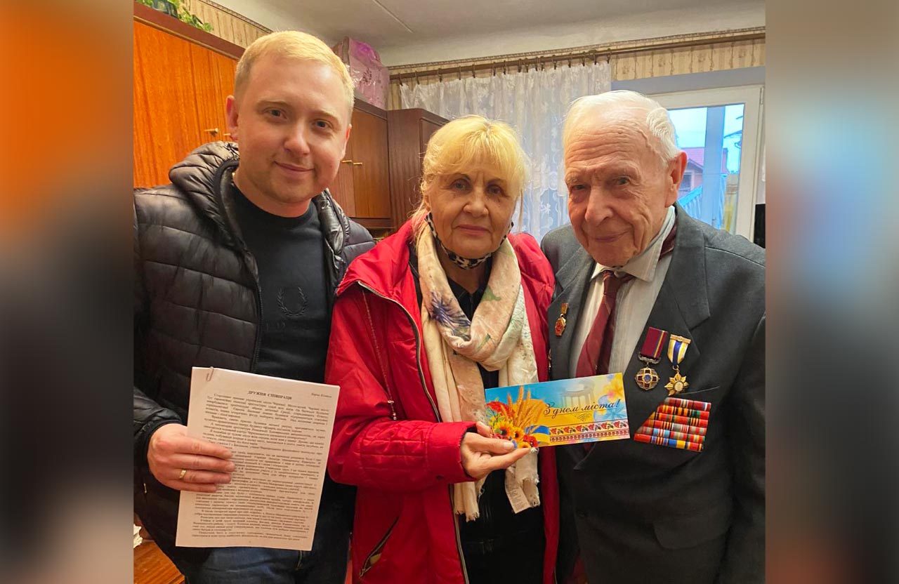 Вісті з Полтави - ТОВ «Сучасний дім» привітали ветеранів з Днем визволення Полтави