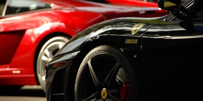 Ferrari c «челкой» и мотор за доплату? Дизайнер Apple теперь в «конюшне»