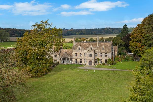Дом по соседству с особняком принца Чарльза выставлен на продажу за 10 млн долларов