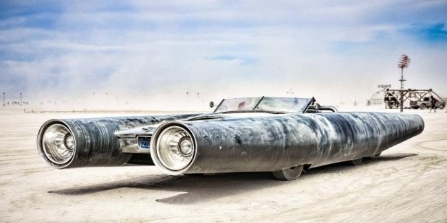 Пропитаны свободой: организаторы фестиваля Burning Man продают уникальные «автомобили-мутанты»
